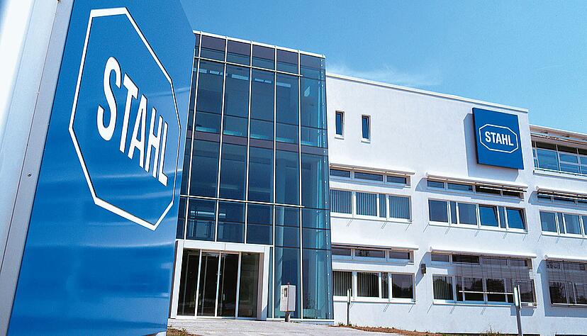 Die Zentrale der R.?Stahl AG in Waldenburg: Das Unternehmen stellt Bauteile f&uuml;r den Einsatz in explosionsgef&auml;hrdeten Bereichen her. Doch vor allem in der &Ouml;lindustrie hat sich das Investitionsklima im vergangenen Jahr eingetr&uuml;bt. 
Foto: R. Stahl