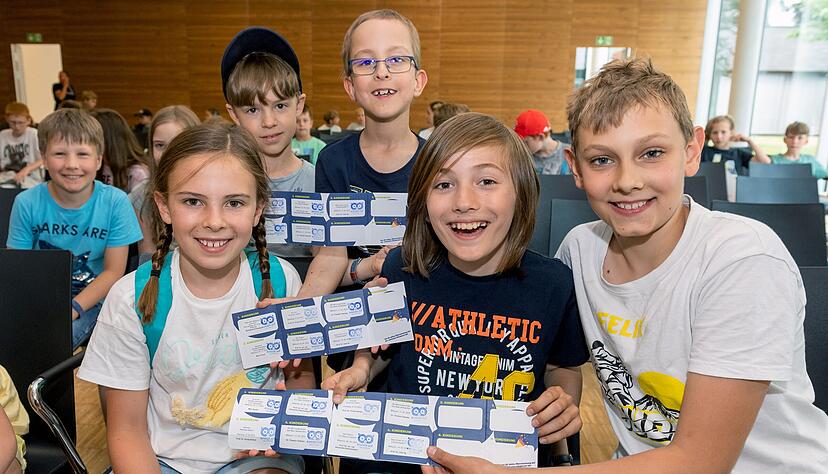 Die Nachfrage nach den Kinder-Uni-Stempelheften ist gro&szlig;. Wer acht Vorlesungen besucht hat, darf sich ein Geschenk aussuchen.