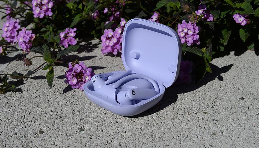 Ein Gerät der neuen Ohrhörer Powerbeats Pro 2 der zu Apple gehörenden Marke Beats in der Farbe «Hyper Purple». Es sind die ersten Apple-Ohrhörer mit einem Puls-Sensor. Ein Gerät der neuen Ohrhörer Powerbeats Pro 2 der zu Apple gehörenden Marke Beats in der Farbe «Hyper Purple». Es sind die ersten Apple-Ohrhörer mit einem Puls-Sensor.