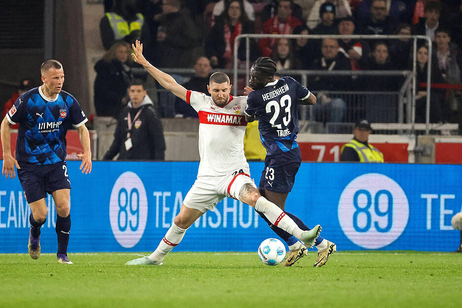 Jeff Chabot: In der Abwehr der gewohnte Chef. Hat Glück als sein abgefälschter Ball an die Latte springt. Nach etwas mehr als einer Stunde unaufmerksam, aber wurde von Nübel ausgebügelt. Geht vor dem Gegentor nicht genug zum Gegner. Note: 4 Jeff Chabot: In der Abwehr der gewohnte Chef. Hat Glück als sein abgefälschter Ball an die Latte springt. Nach etwas mehr als einer Stunde unaufmerksam, aber wurde von Nübel ausgebügelt. Geht vor dem Gegentor nicht genug zum Gegner. Note: 4