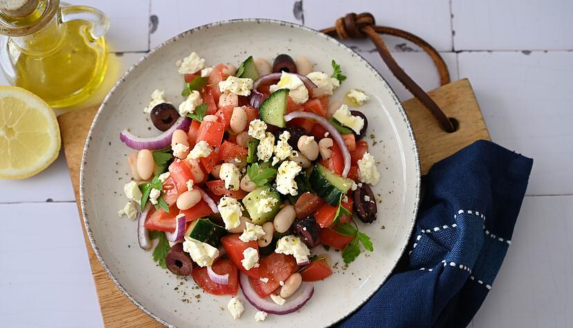 Griechischer Klassiker: Der Bauernsalat vereint knackig-frisches Gemüse mit mediterranen Aromen. Griechischer Klassiker: Der Bauernsalat vereint knackig-frisches Gemüse mit mediterranen Aromen.