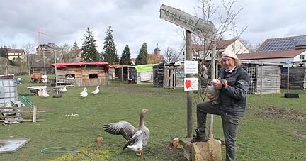 Diplompädagoge Hans Krauss auf "seinem" Abenteuerspielplatz in Lauffen. Kinder müssen künftig einen "Tierführerschein" ablegen.
Fotos: Friedhelm Römer