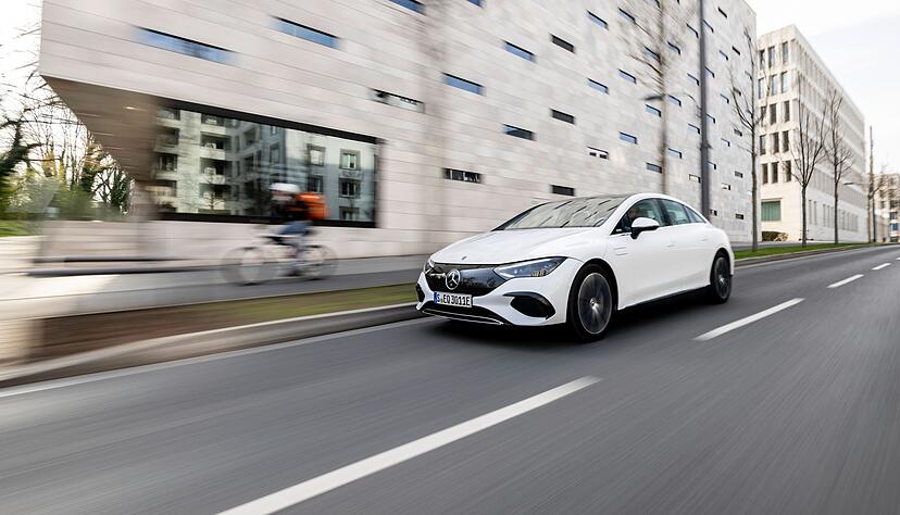 Auffallend wendig und bei schnellen Spurwechseln überaus stabil: Der Mercedes EQE hat einige fahrerfreundliche Qualitäten. Auffallend wendig und bei schnellen Spurwechseln überaus stabil: Der Mercedes EQE hat einige fahrerfreundliche Qualitäten.