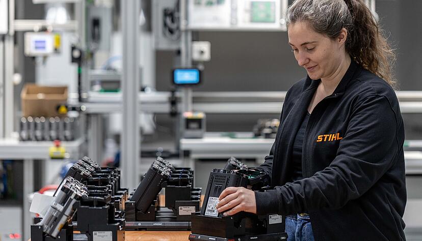 In Rum&auml;nien fertigen die Stihl-Mitarbeiter ausschlie&szlig;lich Akku-Produkte.