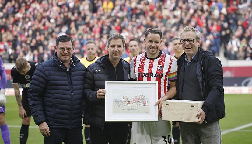 Ehre schon vor dem Anpfiff: Christian G&uuml;nter wurde als Rekordspieler gew&uuml;rdigt.