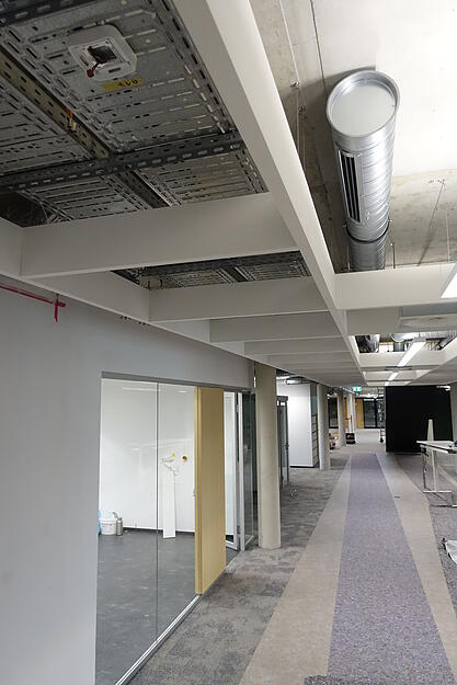 Drei Meter hoch soll die Decke hier sein. Dar&uuml;ber sind gut sichtbar alle Kabeltrassen und L&uuml;ftungssch&auml;chte angebracht.