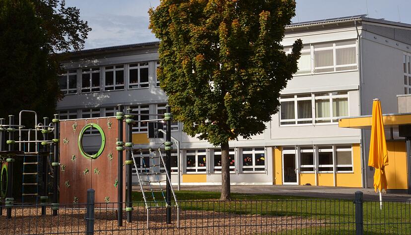 Die Hans-Sauter-Schule bleibt bis zu den Herbstferien geschlossen. Zwei Corona-Fälle sind der Grund dafür.
Foto: Josef Staudinger Die Hans-Sauter-Schule bleibt bis zu den Herbstferien geschlossen. Zwei Corona-Fälle sind der Grund dafür.
Foto: Josef Staudinger