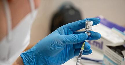 Die Mitarbeiterin eines Impfteams bereitet eine Spritze mit einem Impfstoff gegen das Coronavirus vor.