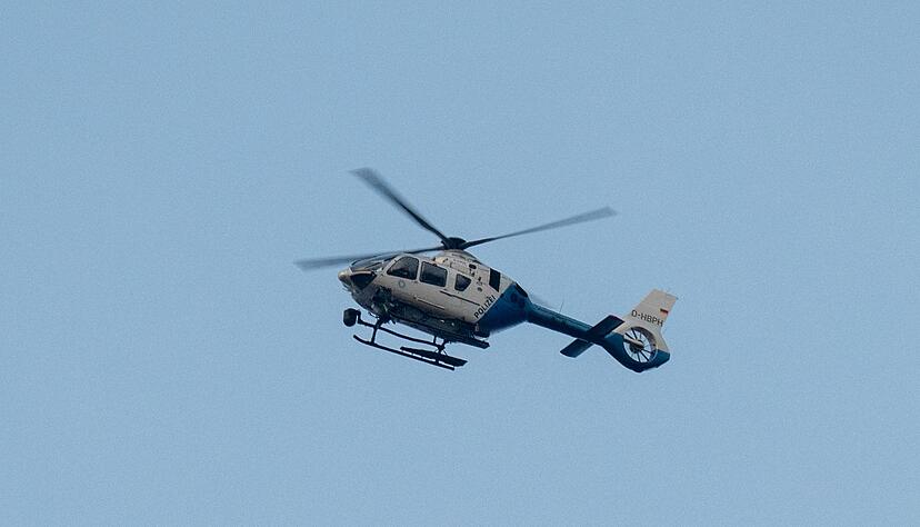 Auch ein Polizeihubschrauber unterst&uuml;tzte die Fahndung nach dem 19-J&auml;hrigen. (Symbolbild)