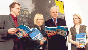 Adressbuch-Übergabe (v. l.): Hans-Jürgen Müller (HSt), Evmarie Bartolitius (Bleicher Verlag), Bürgermeister Harry Mergel, Helga Schwede (Bürgeramt)Foto: Dirks Adressbuch-Übergabe (v. l.): Hans-Jürgen Müller (HSt), Evmarie Bartolitius (Bleicher Verlag), Bürgermeister Harry Mergel, Helga Schwede (Bürgeramt)Foto: Dirks