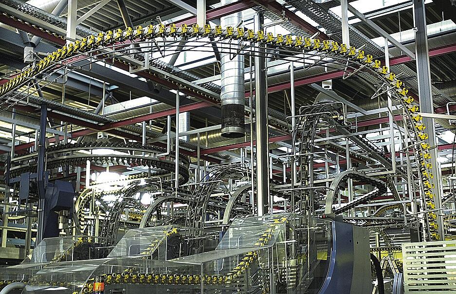 Schwergewichtige Attraktion im Druckhaus. Blick auf die moderne Versandanlage mit der hunderte von Metern langen Transportkette f&uuml;r Zeitungen und Beilagen. Aufnahme aus dem Jahr 2003.