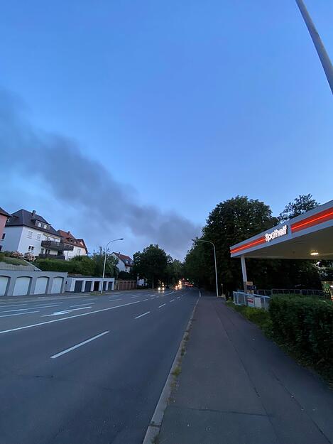 Die Rauchwolke ist auch in der Stuttgarter Straße in Heilbronn zu sehen.