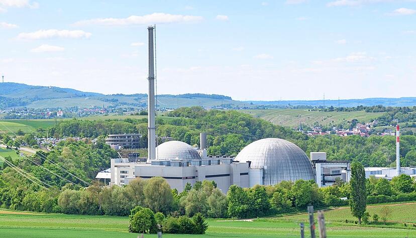 Der aktuelle Blick auf das stillgelegte Kernkraftwerk Neckarwestheim. Das Gelände sieht trotz Rückbau noch recht unverändert aus.