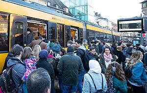 Am 30. November drängen mehr Fahrgäste als sonst in die Stadtbahn. Wie andere Bahnen und Busse im HNV-Gebiet konnte sie an den Adventssamstagen 2019 kostenlos genutzt werden.
Foto: Archiv/Heibel Am 30. November drängen mehr Fahrgäste als sonst in die Stadtbahn. Wie andere Bahnen und Busse im HNV-Gebiet konnte sie an den Adventssamstagen 2019 kostenlos genutzt werden.
Foto: Archiv/Heibel