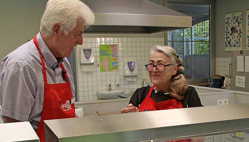 In der Wartbergschule sorgen bei der Brotzeit die Ehrenamtlichen Wolfgang Berges und Maria Schlundt dafür, dass kein Kind mit knurrendem Magen im Unterricht sitzt. In der Wartbergschule sorgen bei der Brotzeit die Ehrenamtlichen Wolfgang Berges und Maria Schlundt dafür, dass kein Kind mit knurrendem Magen im Unterricht sitzt.