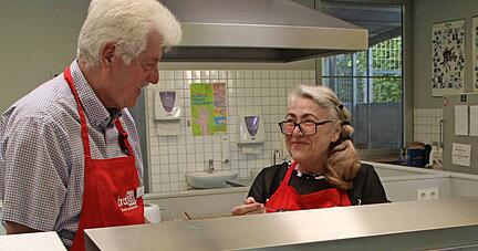 In der Wartbergschule sorgen bei der Brotzeit die Ehrenamtlichen Wolfgang Berges und Maria Schlundt dafür, dass kein Kind mit knurrendem Magen im Unterricht sitzt.
