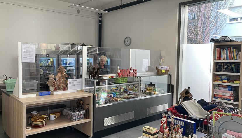 Im Sozialladen von Meseno gibt es viele verschiedene Waren im Angebot, die Verk&auml;uferinnen wie Monika Heuschele abrechnen. Die meisten werden von regionalen Firmen gespendet, ein paar Artikel m&uuml;ssen aber zugekauft werden.