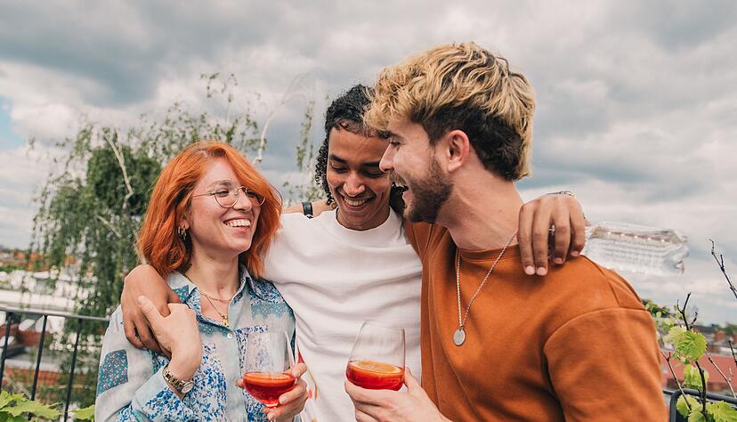 Eifersucht muss nicht unbedingt ein Beziehungskiller sein. Sie hat manchmal auf ihre nützlichen Seiten. Eifersucht muss nicht unbedingt ein Beziehungskiller sein. Sie hat manchmal auf ihre nützlichen Seiten.