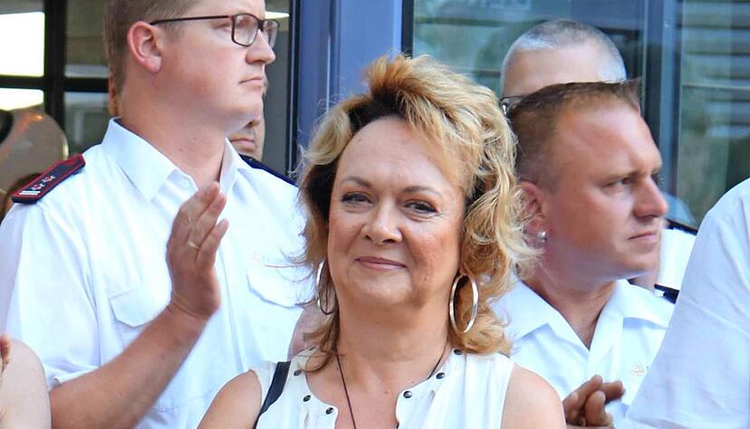 Bewerberin Ruth Henrich applaudiert dem neuen, alten Bürgermeister. Bewerberin Ruth Henrich applaudiert dem neuen, alten Bürgermeister.