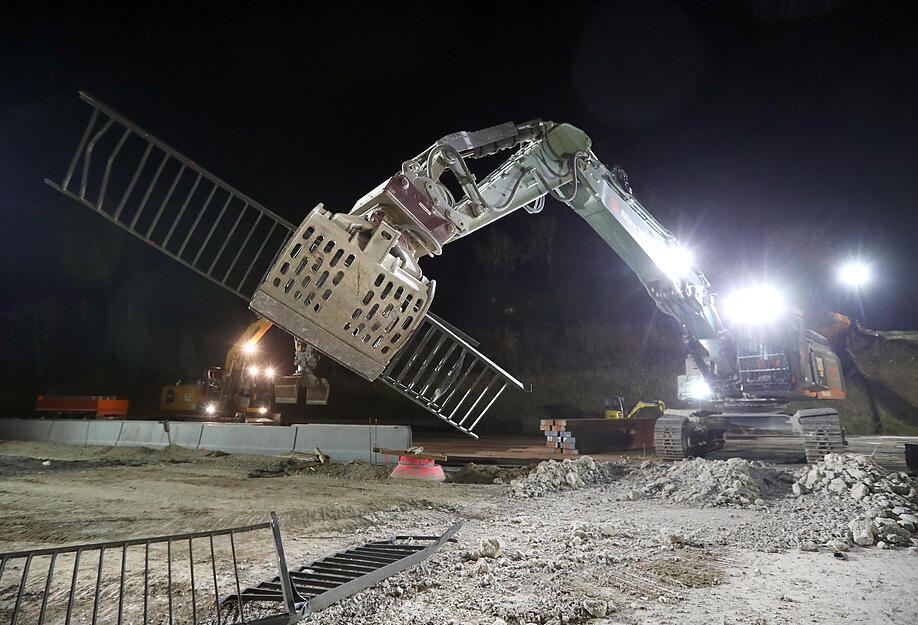 Eine neue Brücke wird an der Stelle gebaut. Bis zu deren Fertigstellung ist bereits eine Ersatzbrücke aus Stahl vor Ort installiert, über die in der nächsten Zeit der Verkehr fließen wird.