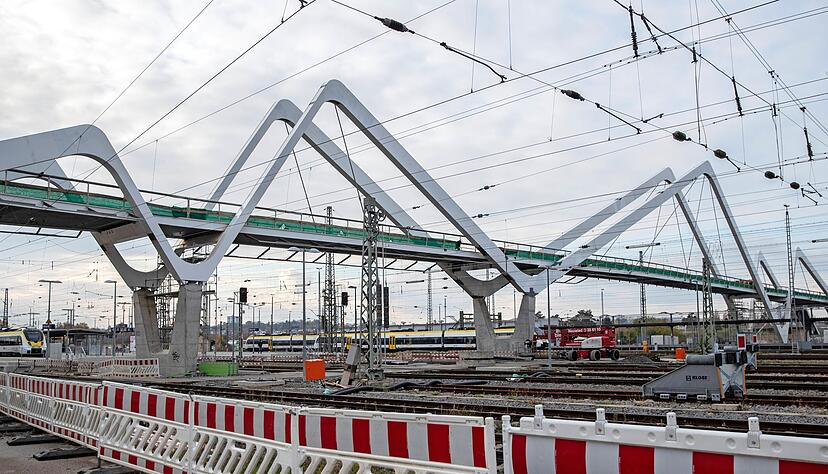 Eigentlich sollte die Buga-Brücke, auch "Blitz" genannt, bis Ende Oktober fertig sein. Einige Bauarbeiten sind aber noch nicht abgeschlossen. Foto: Andreas Veigel
