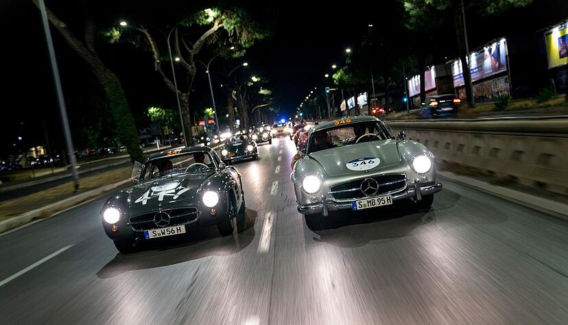 Rendezvous mit Stern am Abend: Auch mit einem exklusiven 300 SL ist man im Starterfeld der Mille Miglia nicht ganz allein.