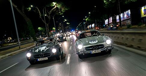 Rendezvous mit Stern am Abend: Auch mit einem exklusiven 300 SL ist man im Starterfeld der Mille Miglia nicht ganz allein.