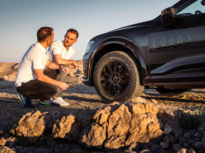Das Sondermodell verfügt über eine um 6,5 Zentimeter erhöhte Bodenfreiheit. Standard sind All-Terrain-Reifen.
