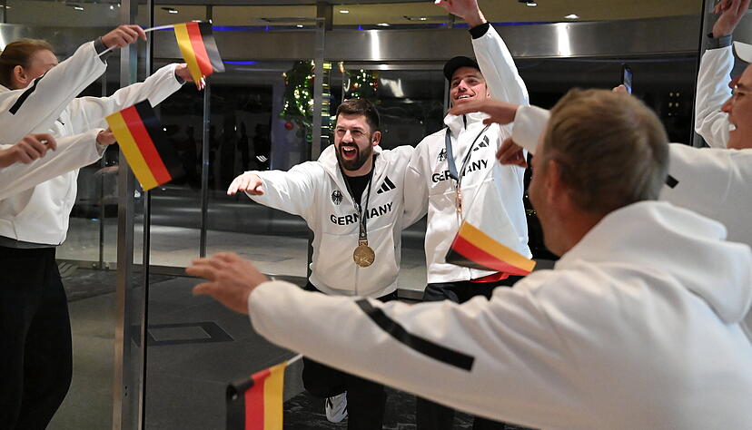 Nach drei fordernden Runden feiern Allen John und Nico Guldan (re.) vom Golf-Club Heilbronn-Hohenlohe im Mannschaftshotel ihre Medaillen.