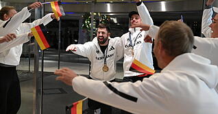 Nach drei fordernden Runden feiern Allen John und Nico Guldan (re.) vom Golf-Club Heilbronn-Hohenlohe im Mannschaftshotel ihre Medaillen.