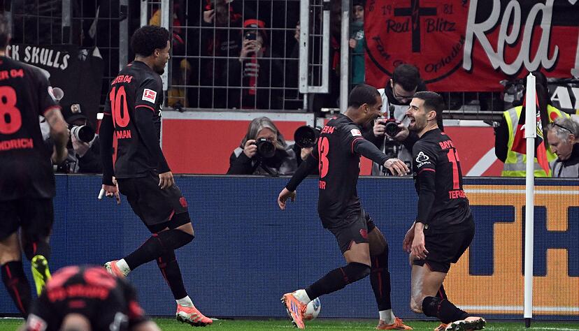 Martin Terrier und Arthur bejubeln das Traumtor zum 1:0. Martin Terrier und Arthur bejubeln das Traumtor zum 1:0.