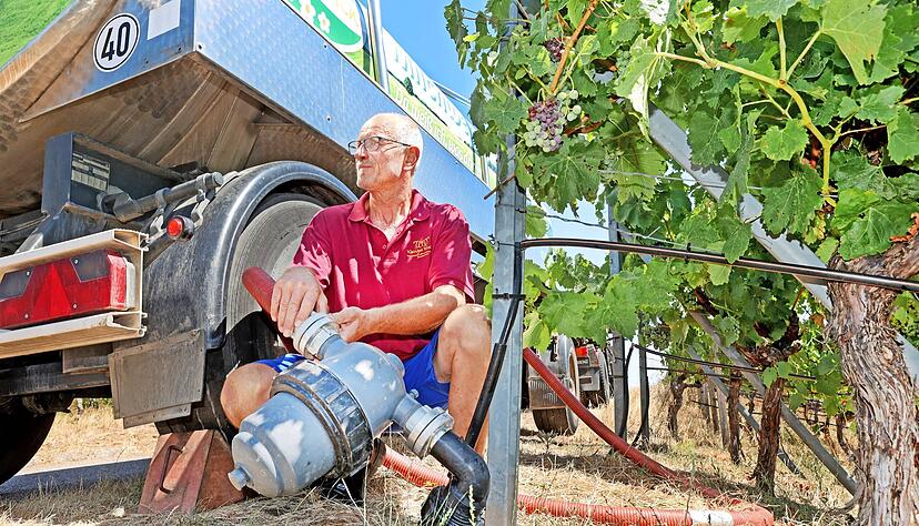 Thomas Winkler aus Brackenheim hat sich mit Kollegen einen ausgedienten Milchtankwagen gekauft, mit dem er Wasser in den Wengert fährt.
Foto: Archiv/Seidel Thomas Winkler aus Brackenheim hat sich mit Kollegen einen ausgedienten Milchtankwagen gekauft, mit dem er Wasser in den Wengert fährt.
Foto: Archiv/Seidel