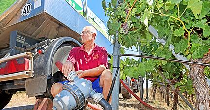 Thomas Winkler aus Brackenheim hat sich mit Kollegen einen ausgedienten Milchtankwagen gekauft, mit dem er Wasser in den Wengert fährt.
Foto: Archiv/Seidel