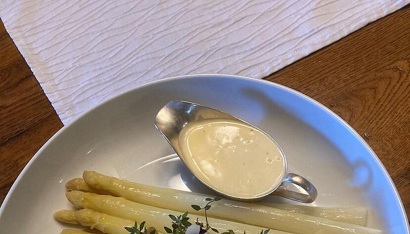 Guten Appetit: Spargel mit Kräuterflädle und Sauce Hollandaise. Guten Appetit: Spargel mit Kräuterflädle und Sauce Hollandaise.