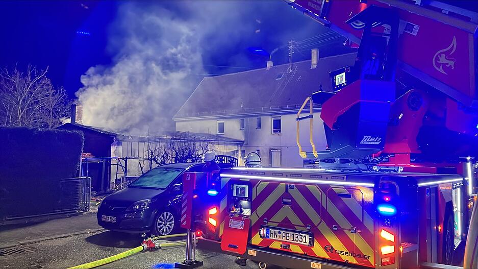 Dichter Rauch über einem Werkstattgelände in der Neipperger Straße. Dichter Rauch über einem Werkstattgelände in der Neipperger Straße.