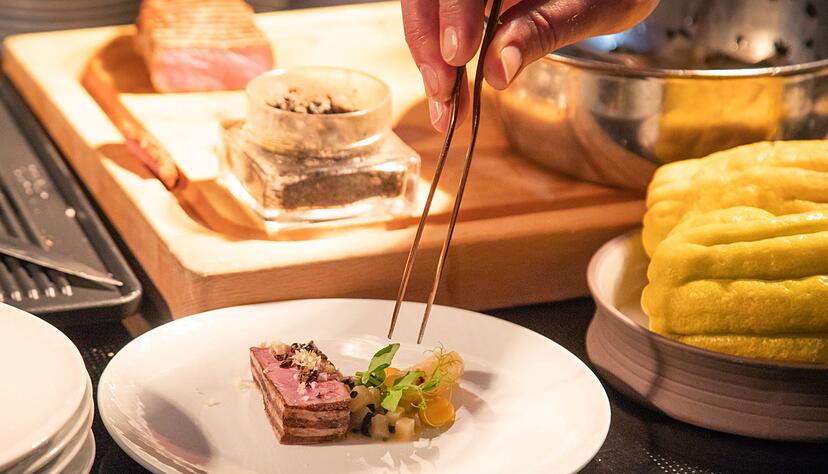 Bei Sterneköchen wird der Teller zur Leinwand. Das geht auch daheim. Beim Spiel mit Farben und Komponenten sollten Portionen filigran platziert werden, gern auch mit Pinzette. So wird der Teller zum Kunstwerk, der Koch zum Künstler. Bei Sterneköchen wird der Teller zur Leinwand. Das geht auch daheim. Beim Spiel mit Farben und Komponenten sollten Portionen filigran platziert werden, gern auch mit Pinzette. So wird der Teller zum Kunstwerk, der Koch zum Künstler.