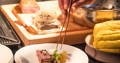 Bei Sterneköchen wird der Teller zur Leinwand. Das geht auch daheim. Beim Spiel mit Farben und Komponenten sollten Portionen filigran platziert werden, gern auch mit Pinzette. So wird der Teller zum Kunstwerk, der Koch zum Künstler.