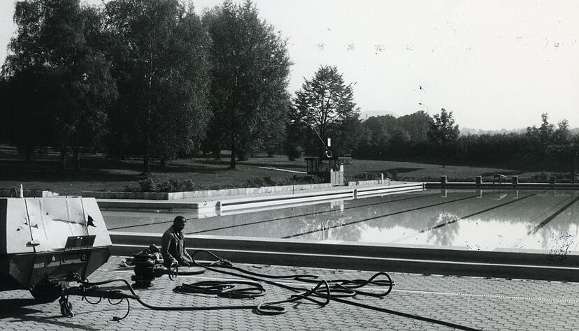 Mit Wehmut denken Zeitzeugen an das Freibad an Fuße des Scheuerbergs zurück, das für das Aquatoll weichen musste.