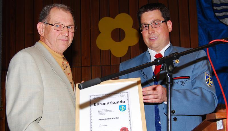 Thomas K&ouml;berle ernannte Adolf Kohler (l.) zum Ehrenmitglied.
Foto: Landauer