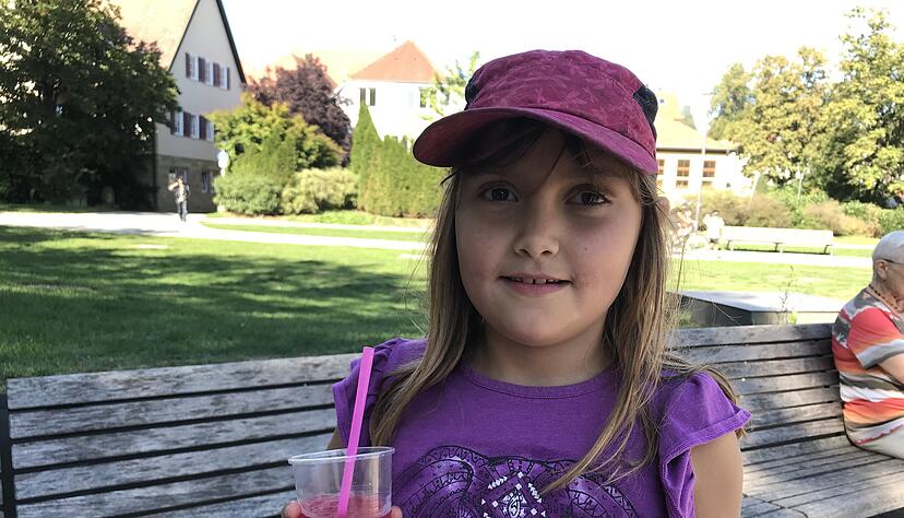 Elisabeth de Lenardis, 7, Öhringen: Ich komme jetzt in die zweite Klasse. Ich freue mich. Das erste Schuljahr war ein bisschen doof. Da habe ich mich auch darauf gefreut. Und dann hatten wir aber zum Schluss nur noch ein bisschen Schule und dann wieder daheim Unterricht. Die Mama hat das gut gemacht. Aber ich freue mich trotzdem auf die Schule. Deutsch und lesen finde ich gut.