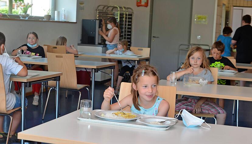 Die Zweitkl&auml;ssler der Steinbeis-Gemeinschaftsschule in Ilsfeld freuen sich, wieder gemeinsam in der Mensa essen zu k&ouml;nnen.
Foto: Stefanie Pf&auml;ffle