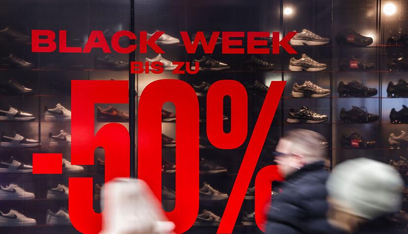 Die Gesch&auml;fte buhlen vor dem Black Friday um die Gunst der Kunden.