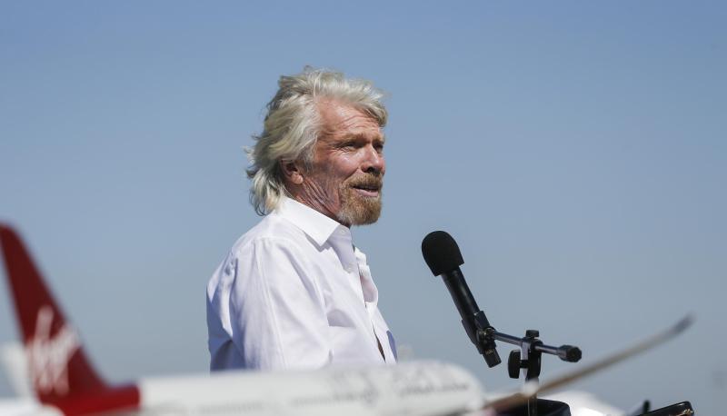Der britische Unternehmer und Gründer der Virgin Group, Sir Richard Branson, hält bei seiner Aufnahme in den Flight Path Walk of Fame am Los Angeles International Airport eine Rede. Der britische Unternehmer und Gründer der Virgin Group, Sir Richard Branson, hält bei seiner Aufnahme in den Flight Path Walk of Fame am Los Angeles International Airport eine Rede.