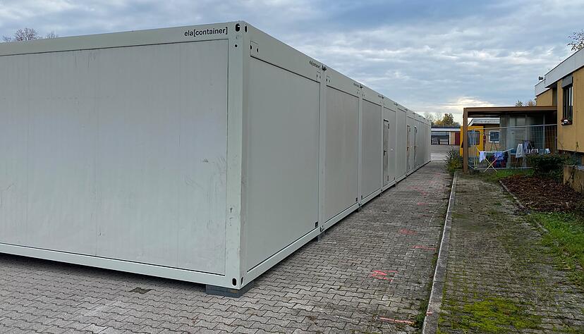 Wohncontainer in Neuenstadt bieten bald bis zu 20 Geflüchteten ein neues Zuhause. Im angrenzenden Gebäude sind bereits Ukrainer untergebracht.