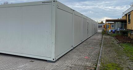 Wohncontainer in Neuenstadt bieten bald bis zu 20 Geflüchteten ein neues Zuhause. Im angrenzenden Gebäude sind bereits Ukrainer untergebracht. Wohncontainer in Neuenstadt bieten bald bis zu 20 Geflüchteten ein neues Zuhause. Im angrenzenden Gebäude sind bereits Ukrainer untergebracht.