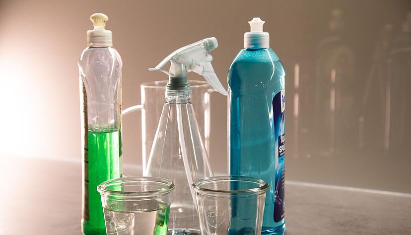 Für das Spray braucht man Wasser, Essig, Spülmittel, Klarspüler und eine Sprühflasche. Für das Spray braucht man Wasser, Essig, Spülmittel, Klarspüler und eine Sprühflasche.