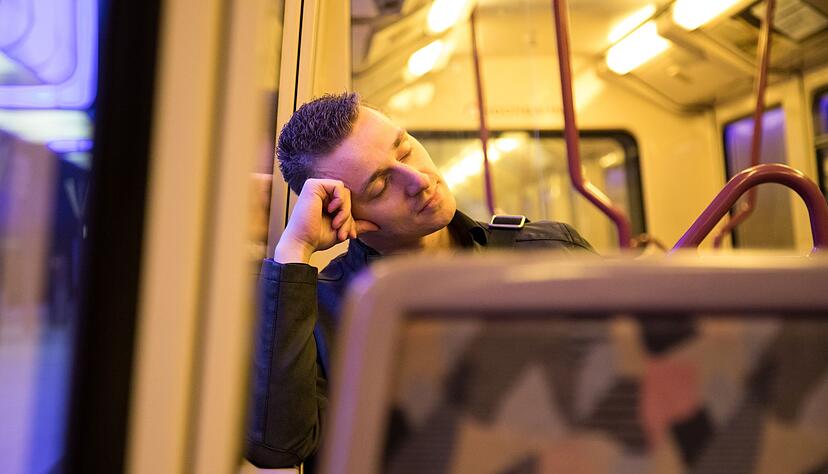 Ab nach Hause: Ist die Nachtschicht zu Ende, sollten Beschäftigte erst mal Schlaf priorisieren. Ab nach Hause: Ist die Nachtschicht zu Ende, sollten Beschäftigte erst mal Schlaf priorisieren.