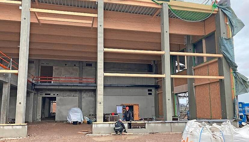 Nachhaltige Bauweise: Die Geb&auml;udeteile bestehen &uuml;berwiegend aus Stahlbeton und Holz.