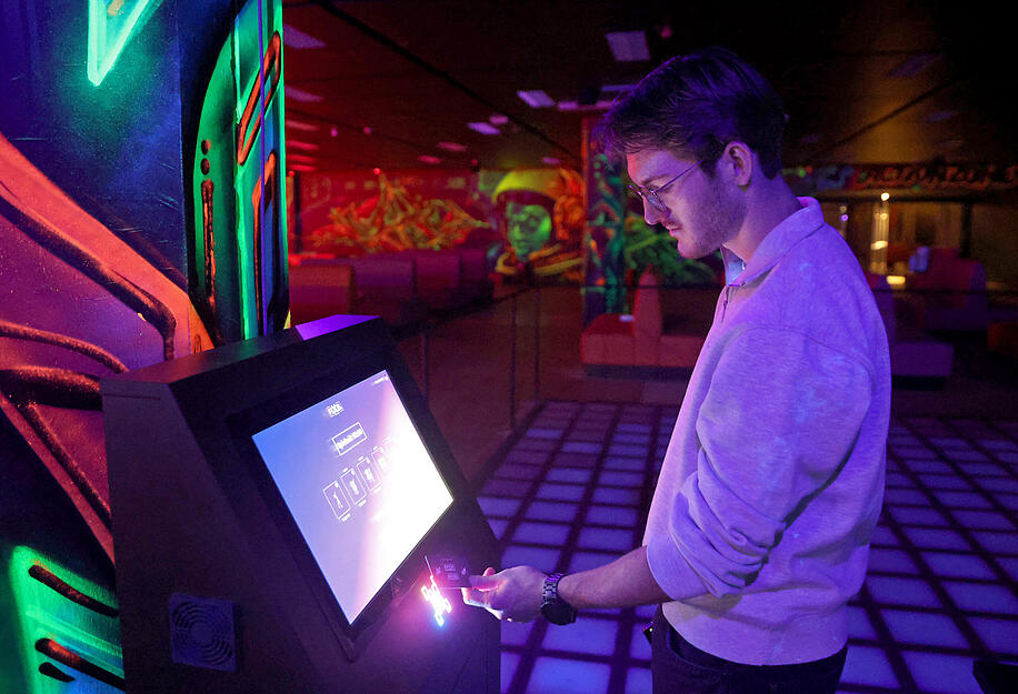 Neonfarben und Wandgestaltungen bestimmen das visuelle Erscheinungsbild der Räume.