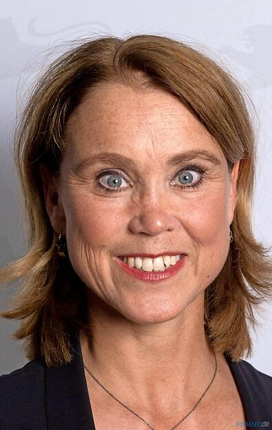 Die designierte Staatssekretärin Petra von Olschowski (parteilos, Wissenschaft) der grün-schwarzen Landesregierung von Baden-Württemberg lässt sich am 10.05.2016 in Stuttgart (Baden-Württemberg) bei der Präsentation der Landesregierung porträtieren. Foto: Bernd Weißbrod/dpa +++(c) dpa - Bildfunk+++ Die designierte Staatssekretärin Petra von Olschowski (parteilos, Wissenschaft) der grün-schwarzen Landesregierung von Baden-Württemberg lässt sich am 10.05.2016 in Stuttgart (Baden-Württemberg) bei der Präsentation der Landesregierung porträtieren. Foto: Bernd Weißbrod/dpa +++(c) dpa - Bildfunk+++